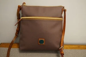 Dooney & Bourke Peeble Leder Umhängetasche mit Med. Armband BX64B EL Neu ohne Etikett - Bild 1 von 19