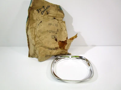 GM NOS 1970 PONTIAC LEFT HAND HEADLIGHT BEZEL # 9799636 TEMPEST Foto 1 de 4