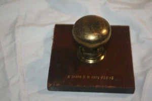 Muestra de vendedor montada Russwin de colección pequeño tirón de latón redondo - Imagen 1 de 4