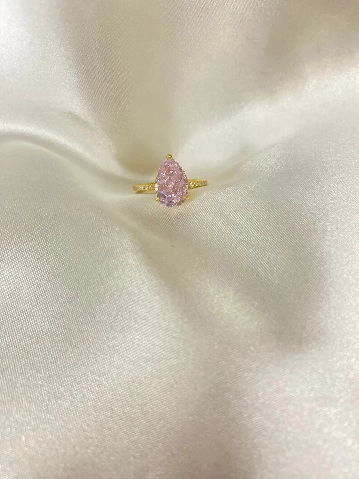 Anillo de compromiso de diamantes de zafiro rosa natural de 3,30 quilates de oro amarillo de 14 quilates corte pera. Foto 1 de 4