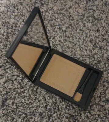 Polvo hidratante e iluminador HydraSkin listo para usar medio oscuro Foto 1 de 4