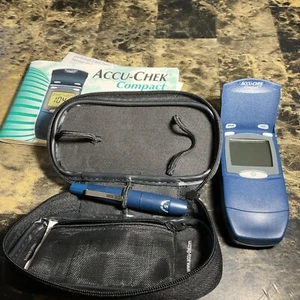 Accu Check Compact mit Koffer + plus Extras Messgerät getestet funktioniert - Bild 1 von 6