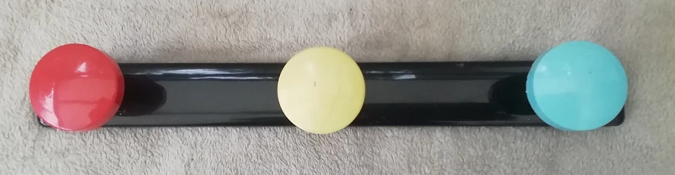 PORTE MANTEAU Années 60 70 PLASTIQUE 3 patères VINTAGE Multicolore  - Photo 1/4