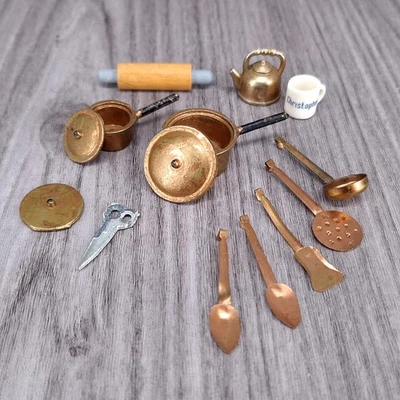 Lote de utensilios miniatura de metal cobre y varias ollas para casa de muñecas Foto 1 de 4
