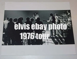 ELVIS PRESLEY 1976 Konzert - auf der Bühne mit Band - seltenes Zeitungsfoto - Bild 1 von 1