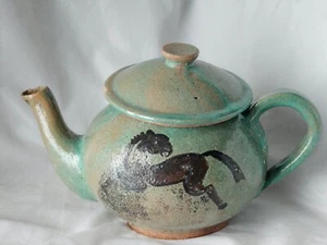 Ausgefallene große alte Studiokeramik Teekanne mit rustikalem handbemaltem Pferdedesign - Bild 1 von 16