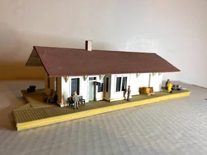 UNKNOWN Passenger Station w/many extras including Figures H.O. 1:87 - Picture 1 of 2