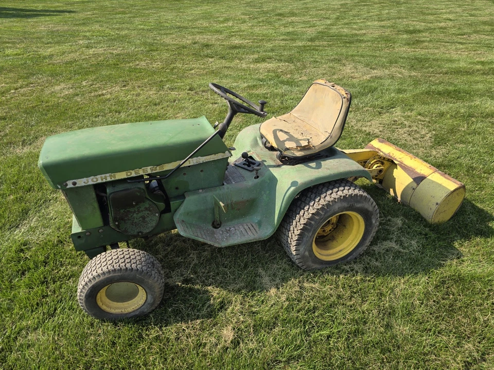 Tractor de jardín John Deere 112 con elevador hidráulico y cultivador Foto 1 de 4