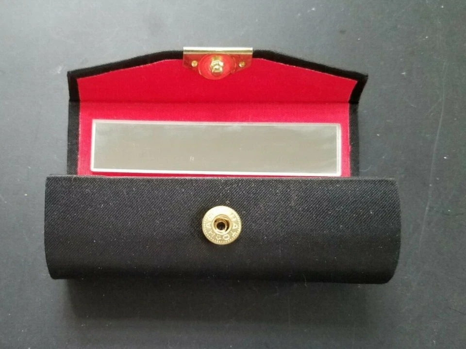 Anthropologie Estuche Lápiz Labial Seda Negro con Espejo, Forrado en Rojo Foto 1 de 4