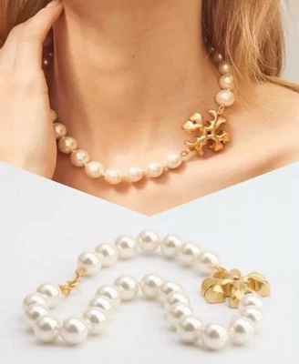 Collar colgante de perlas y logotipo Tory Burch Roxanne, 15,5 pulgadas, tono dorado Foto 1 de 4