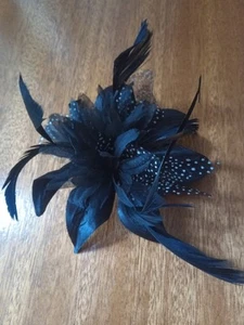 BLACK FASCINATOR WITH COMB - Picture 1 of 3
