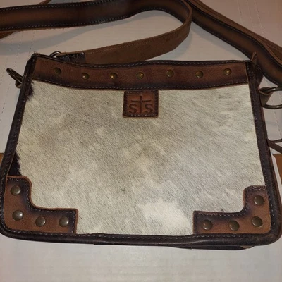 BOLSO BANDOLERA STS RANCHWEAR CUERO MARRÓN CON TACHUELAS WANDER MORE CREMALLERA SUPERIOR Foto 1 de 4