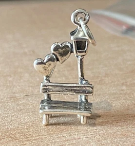 Banco de parque 3D 12x23 mm con corazones y poste de lámpara encanto de plata de ley - Imagen 1 de 5