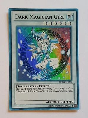 Yugioh DPYG-EN008 Dark Magician Girl Super Rare Misprint Color 2009 Mint  - Bild 1 von 2