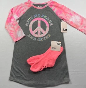 GIRL’S SO SPORTY RAGLAN NIGHTGOWN W/ SOCKS “GIVE ME PEACE & QUIET” - Picture 1 of 3