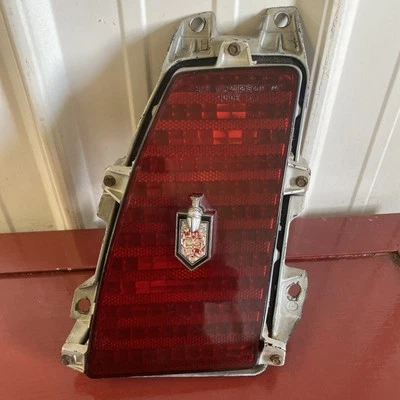 Lanterna traseira Chevrolet Left Hand Monte Carlo 1974 fabricante de equipamento original - Imagem 1 de 4