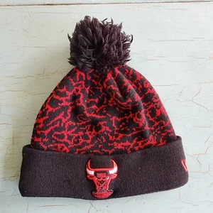 Chicago Bulls New Era Hardwood Classics Pom Winter Beanie Windy City Schwarz Rot - Bild 1 von 6
