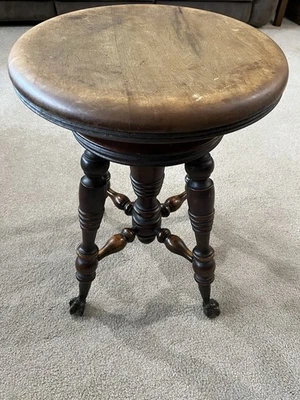 Antiguo taburete de piano victoriano de madera con bolas de vidrio y patas de garra de Lyons & Healy Foto 1 de 4