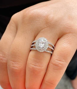 Anillo de compromiso y banda de moissanita ovalada oro blanco de 14 K punta de halo 2,25 quilates - Imagen 1 de 11