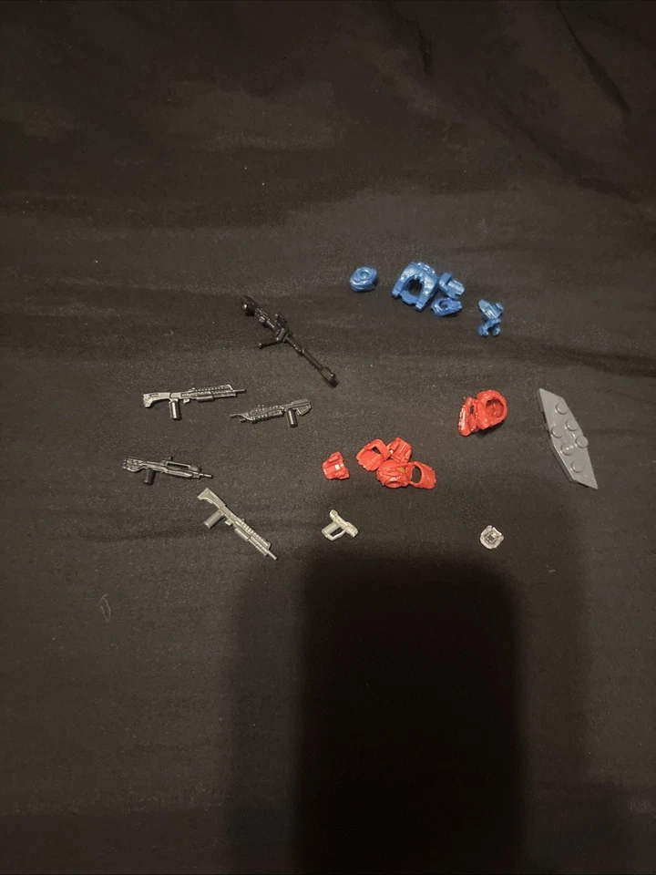 Lote Halo. Armas y armaduras. Una cabeza roja y una cabeza azul. Foto 1 de 1