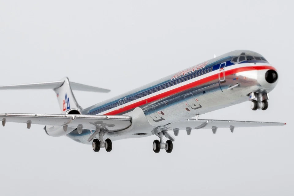 NG / AMERICAN AIRLINES (CONO NASAL NEGRO) / MD-82 / N236AA / 1:400 / 83008 Foto 1 de 3