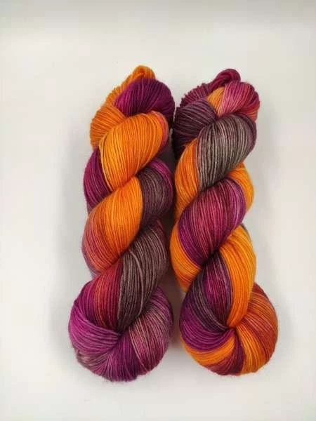 handgefärbte Medi Socks - Merino Sockenwolle 100 g GRAUORANGE BEERE 226 - Bild 1 von 1