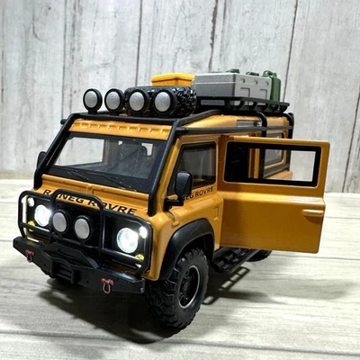 Land Rover Defender VAN GR auto pressofusa in lega giallo 1/32 - Immagine 1 di 4