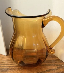 Vintage mundgeblasene gerippte Braunglas 6,5" Krug Vase applizierter Griff - Bild 1 von 5