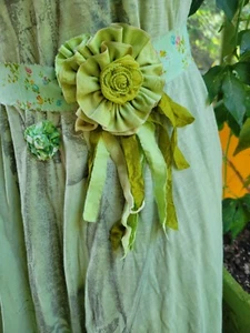 DOWN BY THE 💚 GREEN POND Band Blume Jabot, Halskette, Gürtel - Bild 1 von 16