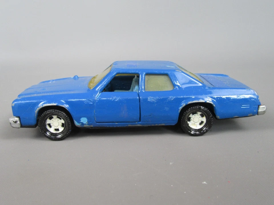 D625 Vintage 1979 Matchbox UK Plymouth Gran Fury Ripinto Blu SuperKings - Immagine 1 di 4