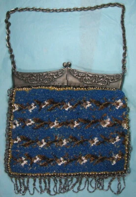 Antiguo bolso o monedero victoriano con cuentas de micro vidrio y acero con marco de metal ornamentado Foto 1 de 4