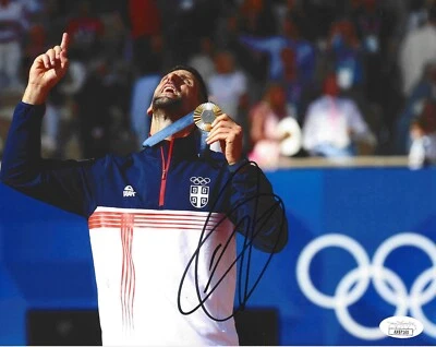 FOTO 8X10 FIRMADA POR NOVAK DJOKOVIC 2024 MEDALLA DE ORO DE LOS OLÍMPICOS DE PARÍS SERBIA JSA B Foto 1 de 2