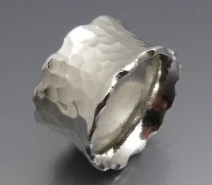 DISEÑO MADURO - ANILLO MARTILLADO MARCADOR - ORFEBRE PROPIO - PLATA FINA 999 - Imagen 1 de 5