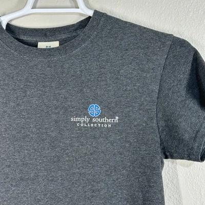 Camiseta Simply Southern para mujer S gráfico carbón manga corta espalda logotipo pecho Foto 1 de 4