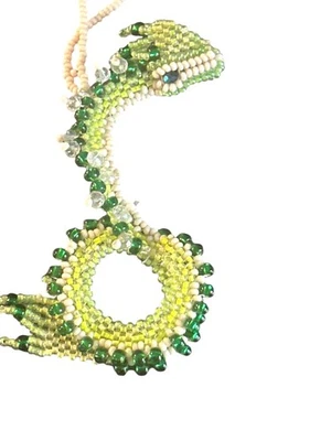 Ornamento Espíritu de Naturaleza - SERPIENTE - Cuentas Semilla - Blanco - Verde Claro y Oscuro Foto 1 de 3