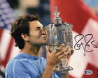 Roger Federer signiertes Autogramm 8x10 Foto - Tennis-Champion mit Trophäe Beckett