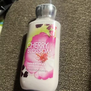 Bath & Body Works Original Cherry Blossom 8 oz lozione corpo con karitè NUOVO - Foto 1 di 2