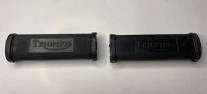 TRIUMPH PILLION FUSSSTÜTZENGUMMI MIT LOGO-PAAR 82-1695 - Bild 1 von 2