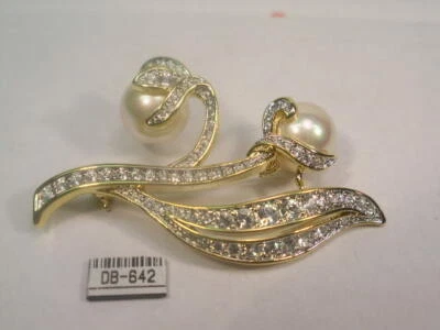 # ДИЗАЙНЕРСКАЯ БРОШЬ НА БУЛАВКЕ С 70 КРИСТАЛЛАМИ SWAROVSKI И ИСКУССТВЕННЫМ ЖЕМЧУГОМ DB842 - Изображение 1 из 4