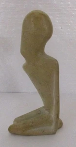Figura de rodillas modernista de piedra de jabón de Kenia escultura 6" rezando - Imagen 1 de 5
