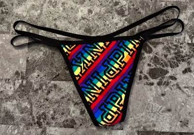 CALCINHA VICTORIA'S SECRET ROSA M LISTRA ARCO-ÍRIS TIRA DUPLA RARA CORDA V NOVA NA CAIXA - Imagem 1 de 4