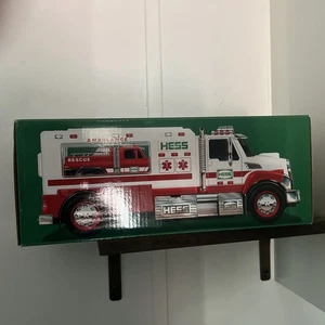 Hess T0616 1:32 2020 Truck Ambulance and Rescue Truck - Picture 1 of 5