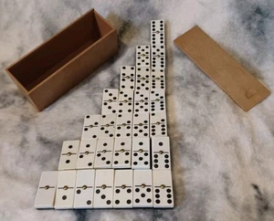 Dominó De Colección Latón Tachonado Baquelita Dos Tonos Blanco/Negro Con Caja RARO - Imagen 1 de 8