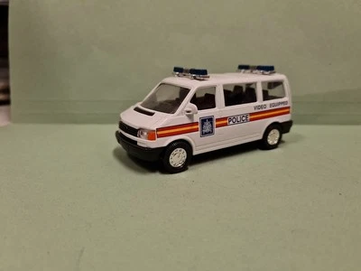 HONGWELL VOLKSWAGEN T5 POLICE UK  SCALA 1:43  - Immagine 1 di 4