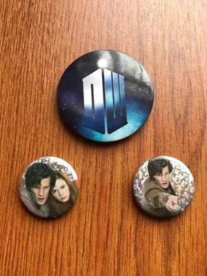 3 X DR DOCTOR WHO BUTTON BADGES, INCLUDING-LOGO, MATT SMITH AND AMY POND.5.5+3cm - Image 1 of 2