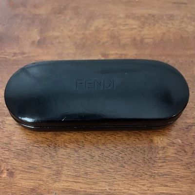 Estuche para gafas Fendi negro rígido con forro de terciopelo y tela Foto 1 de 4