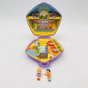 De colección Polly Pocket 1992 Polly at the Burger Stand Bar Bluebird con 2 muñecas - Imagen 1 de 7