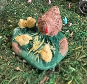 Neu HOBBIT Feengarten Bauernhof MINIATUR BAUERNHOFTIERE MAMA HUHN MIT KÜKEN - Bild 1 von 1