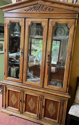 Vitrina y buffet Thomasville provincial francesa de mediados de siglo Foto 1 de 4