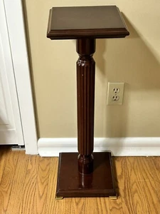 "Mesa auxiliar vintage de 28"" de caoba Bombay Company con soporte para plantas" - Imagen 1 de 5